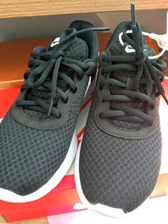 简约时尚的Nike tanjun跑鞋