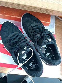 简约时尚的Nike tanjun跑鞋