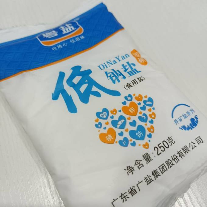 每人每天正常盐的摄入量约为6克,几块钱一包盐足够一家三口吃半个月