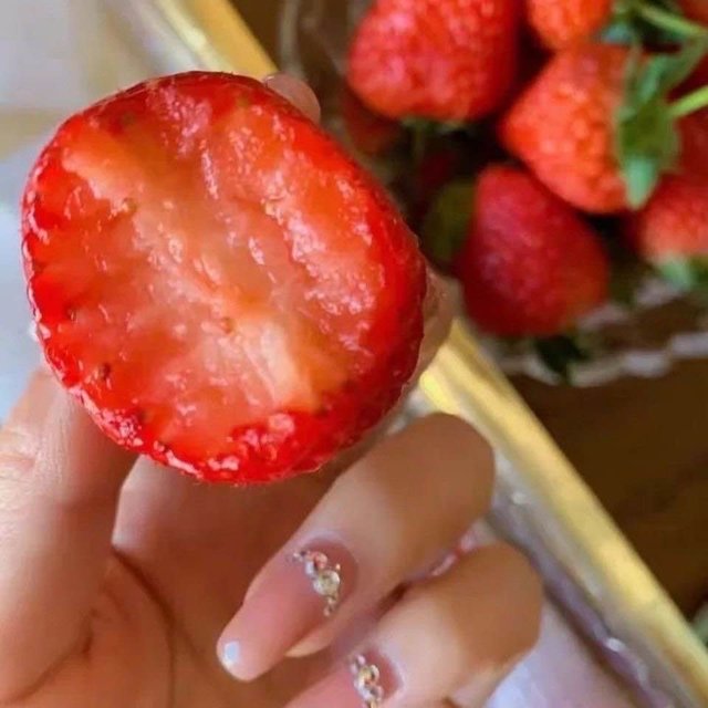 新鲜出炉的草莓🍓