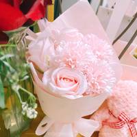 她送的粉色香皂玫瑰康乃馨花束，真好看！