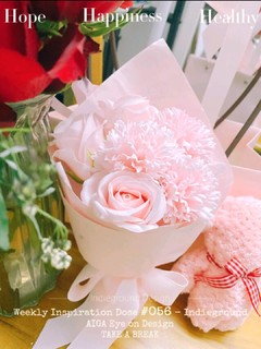 她送的粉色香皂玫瑰康乃馨花束，真好看！