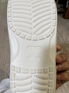 一双踩水自由的Crocs经典款