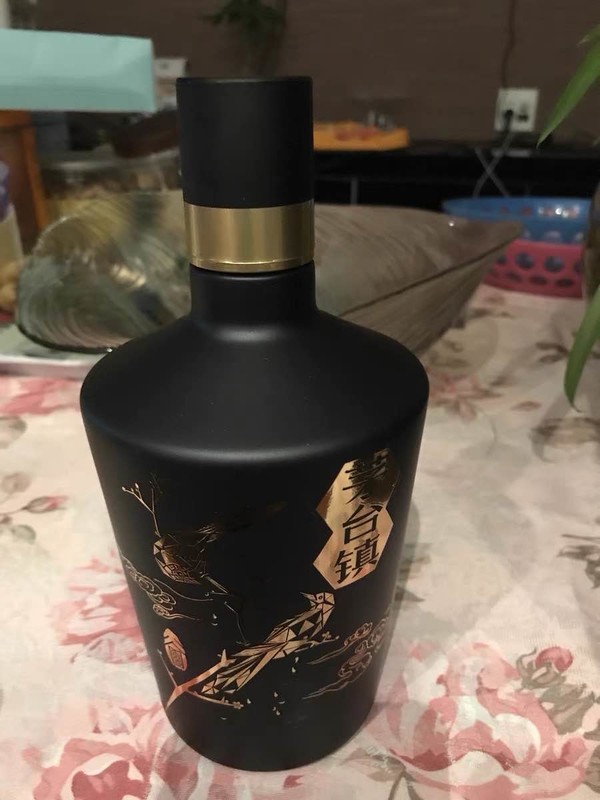 茅台镇黑色瓶子的酒图片