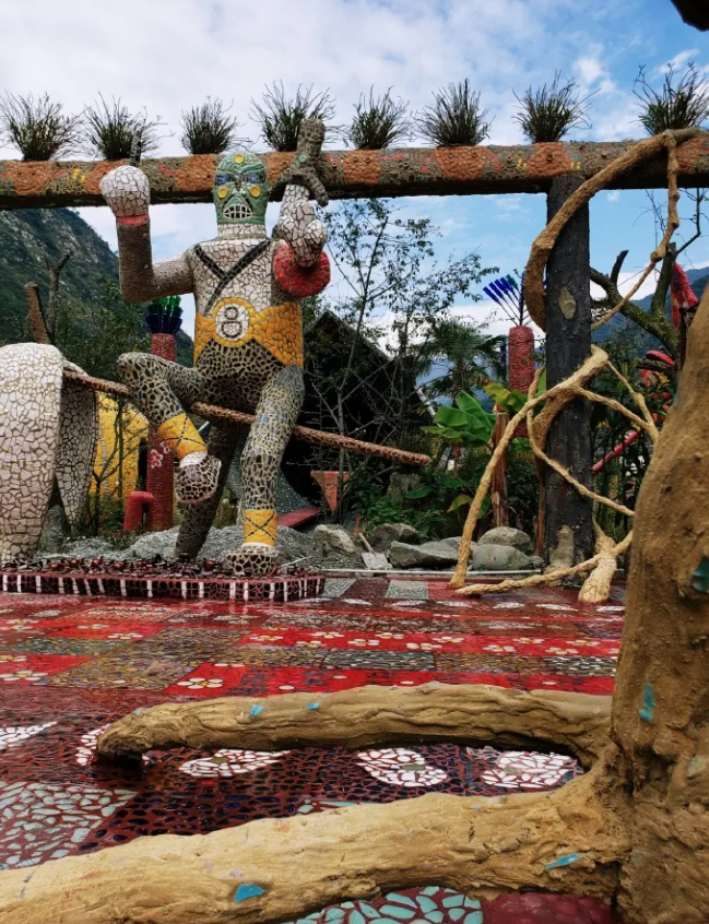 80后小伙带着父老乡亲捡50吨瓷片，在汶川废墟上建起一座植物王国：太惊艳了！