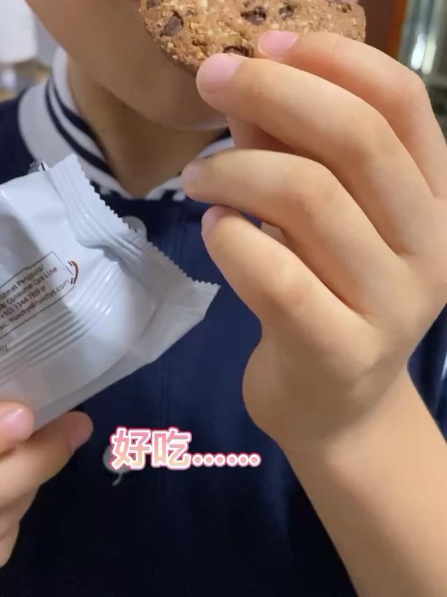 我是新新，好吃的黑巧克力饼干太诱人了～
