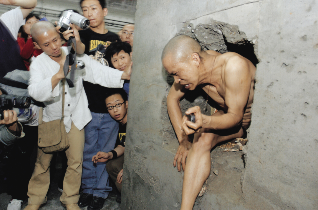 他将肋骨做成项圈，用身体抵挡土炮……被评为中国最顶尖的行为艺术家
