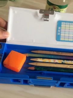 铅笔盒功能很多且不花哨
