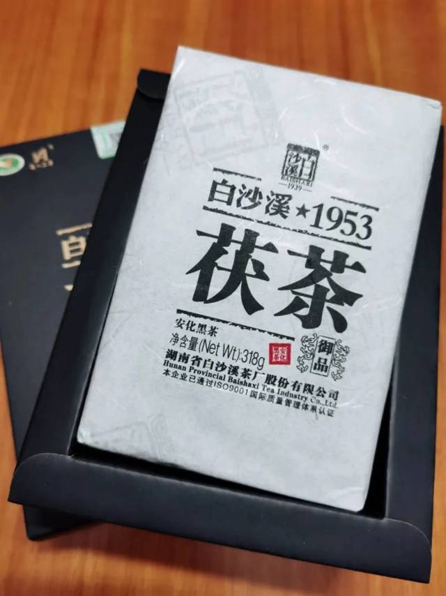 黑砖茶汤清亮,色泽红润,香味扑鼻