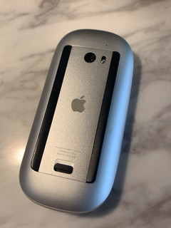 Apple鼠标都带贴膜的，就是这个范
