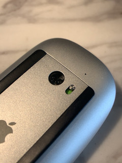 Apple鼠标都带贴膜的，就是这个范