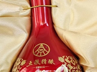 全体金色和红色为主,高端大气