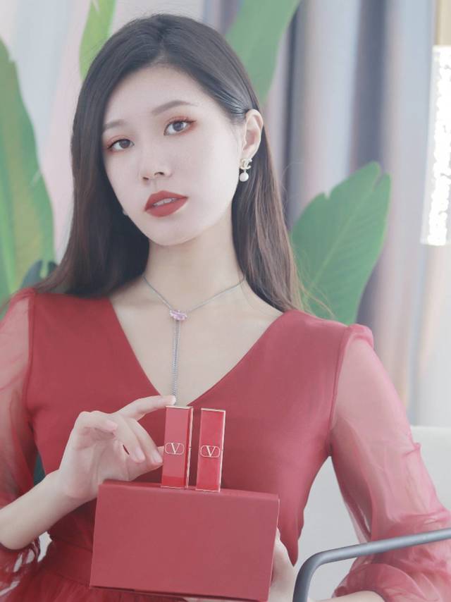 华伦天奴出口红了！！