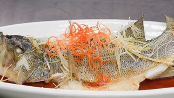 王刚的美食精选 篇九十三：厨师长教你：“清蒸鲈鱼”，鲜嫩美味，内附蒸鱼酱油专业调制方法 