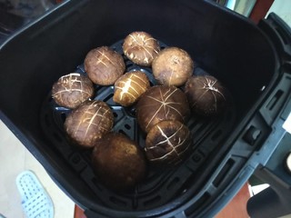 用空气炸锅烤香菇。