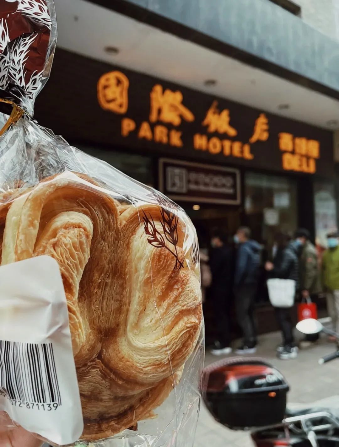 摘得全球32颗米其林星的世界名厨Joёl Robuchon在上海开的法餐厅，靠蝴蝶酥在魔都书写神话热榜排名第一