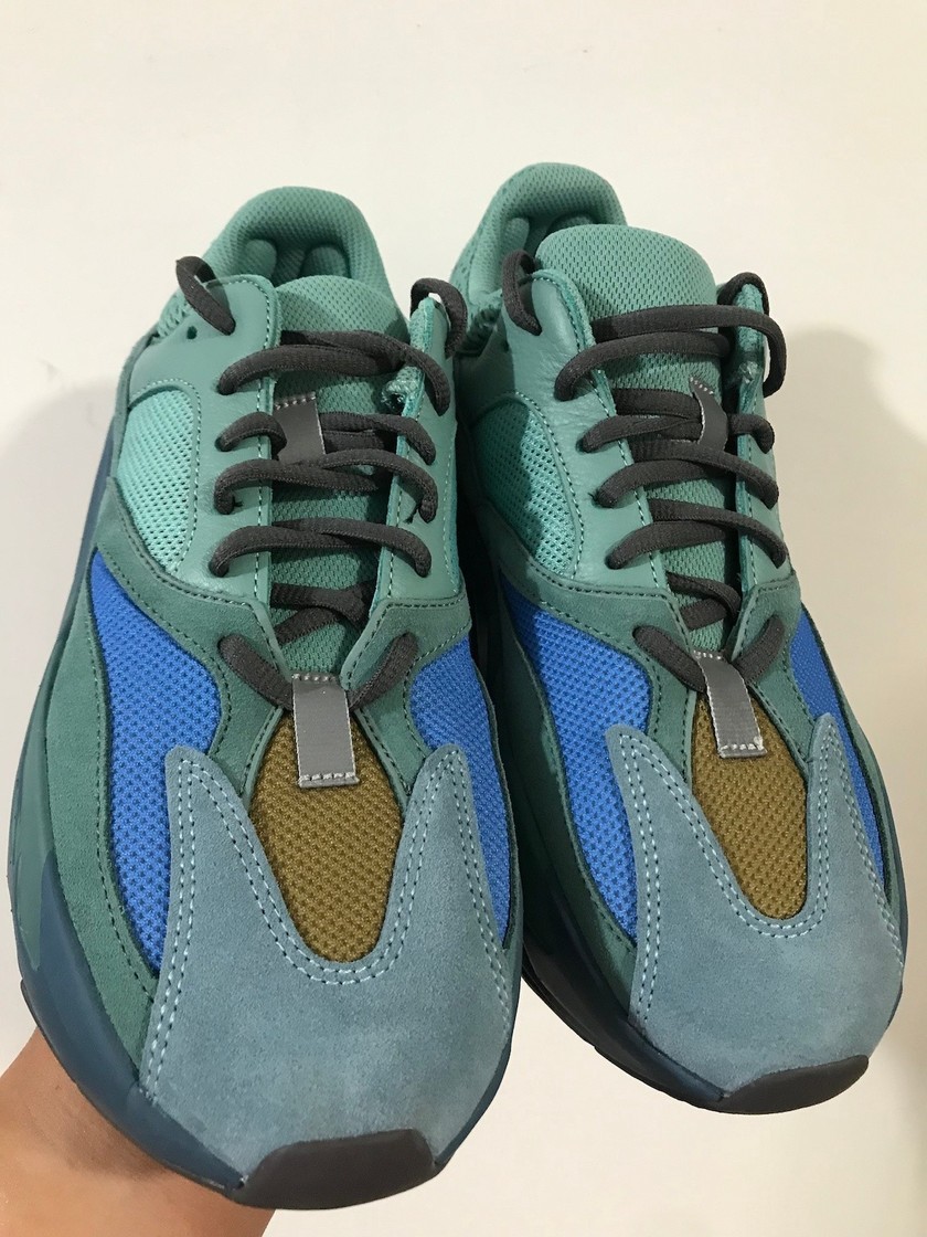 Yeezy Boost 700全新配色实物图曝光，青铜器同款配色？！