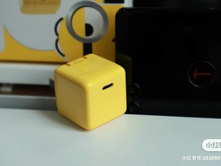 很萌很可爱的努比亚小黄人22.5w充电器