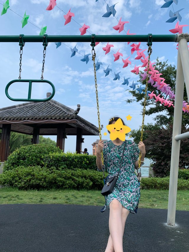 穿着碎花连衣裙去度假吧