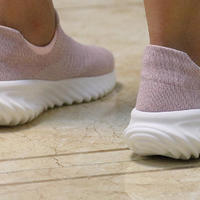 种草专栏 篇八：小米有品推出袜套健步鞋2，环保收纳袋装着，几十块就能买到