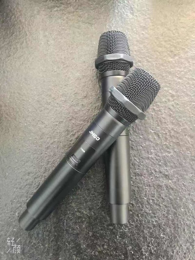 搭配坚果投影仪可以在家唱卡拉OK咯