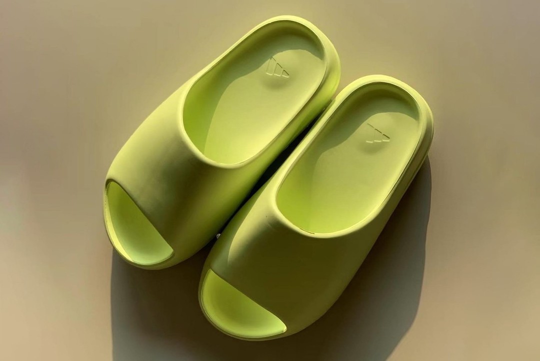 夏天最火的鞋款之一“YEEZY SLIDE”，再推出荧光绿新配色！