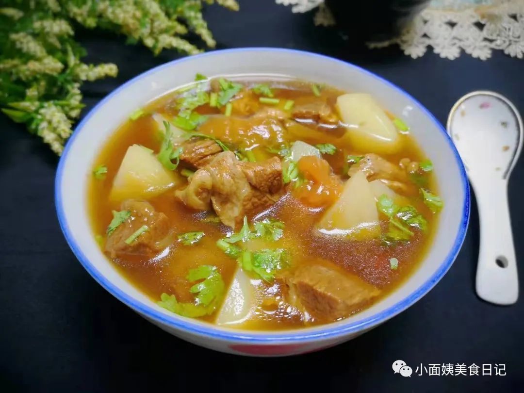 牛肉土豆汤牛肉/土豆/葱段姜片/辣椒段/八角/桂皮草果/香叶/生抽/老抽