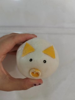 造型非常可爱的小猪奶黄包