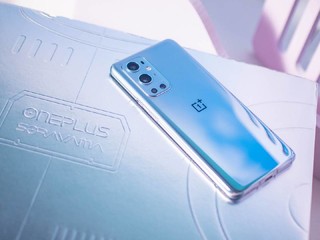 空山基与OnePlus 9 Pro合作