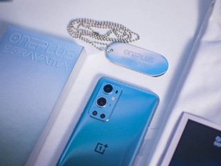 空山基与OnePlus 9 Pro合作