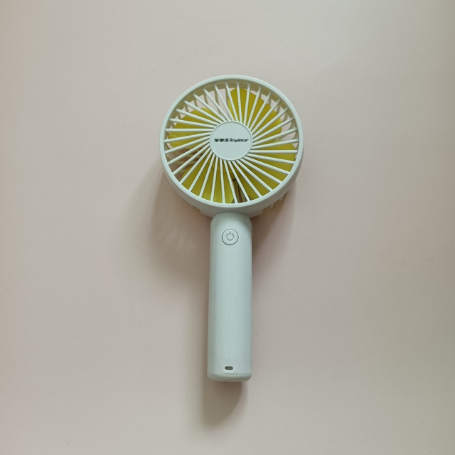 小巧可爱，夏天不能少了小风扇呀~