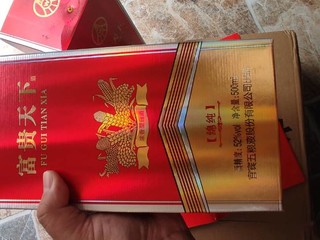 客官，两瓶12年的酒只要9块钱，进来看看