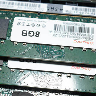Intel用涂上了AMD的阿斯加特，能否暴打NVIDIA独显？我还是等锐炫吧。