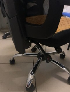 黑白调电脑椅 做工扎实、整洁，安装