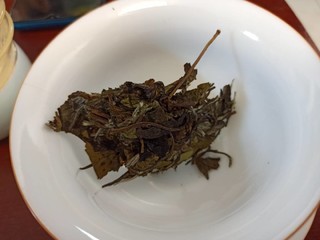 上半年封装的品品香简语系列白牡丹茶饼启封