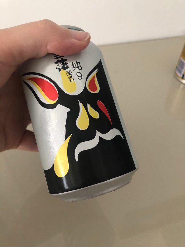 泡沫细腻绵密:酒的外包装采用京剧脸谱为造型,国粹文化&潮流口味碰撞