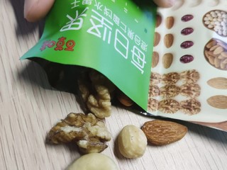 百草味，每日坚果混合果仁蜜饯水果干