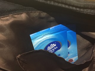 外出应急很好用的独立单片包装维达卫生湿巾