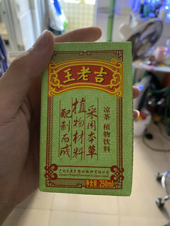 夏天就得在冰箱里放上几盒王老吉！