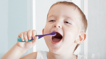 挑选儿童牙刷时，我们应该注意些什么？