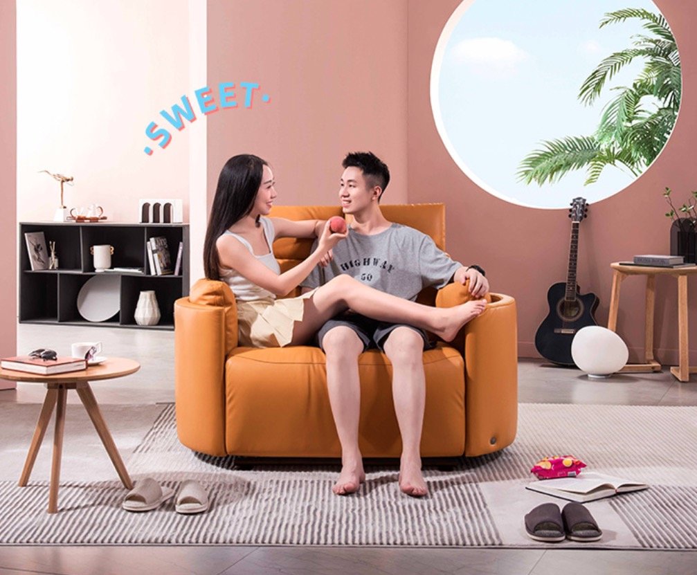 一位半式的设计,刚好适合情侣两人依偎紧靠,沙发侧边的懒人模式按钮