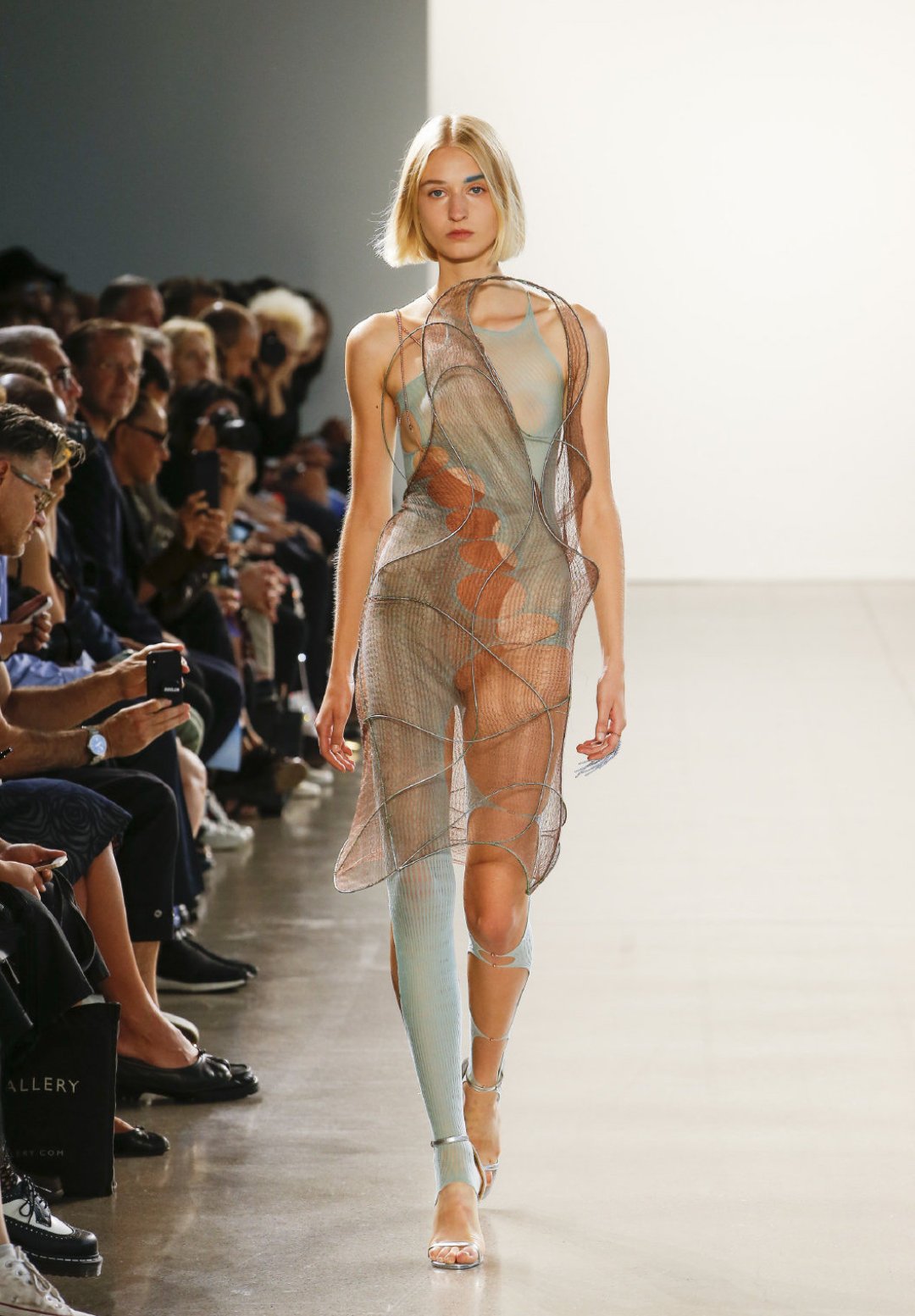 lisa都穿过她的作品↓各种吊带背心,价格在1000-3000元不等:rui zhou