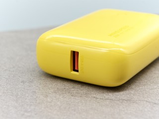 又小又黄的移速20W充电宝