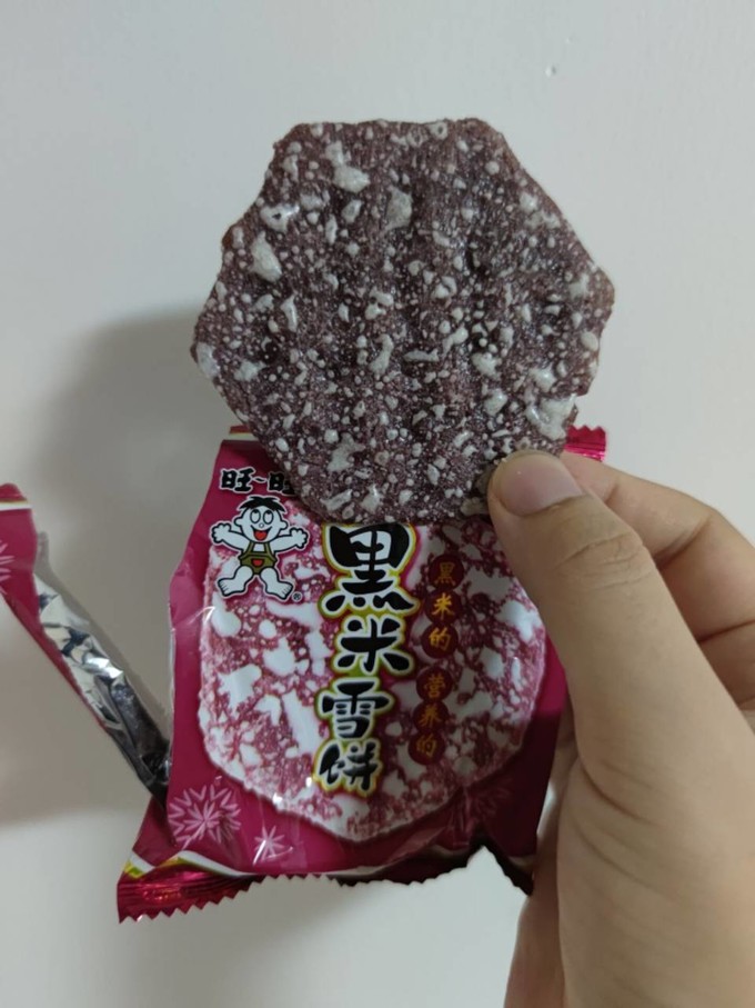 香脆爽口的旺旺黑米雪饼