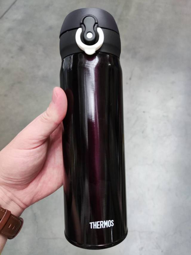 非常适合放车上使用的保温杯