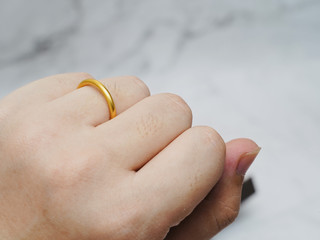极简设计的小小金色指环