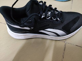 9.9花了300入的reebok跑鞋