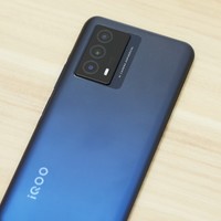 iQOO Z5（蓝色起源）外观图赏，深蓝后盖磨砂质感