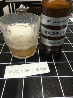 泡沫很丰富的德式小麦啤酒