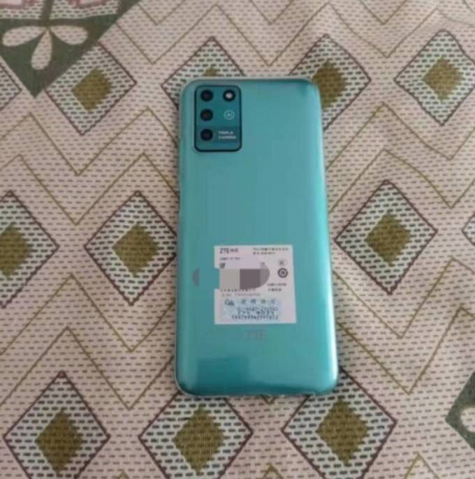 2021-10-02 13:27:22中兴 zte的这一款 v2022 4g 墨云灰手机,大屏,大